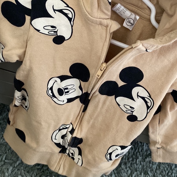 🤎🤍H&M neutral Mickey zip up hoodie Disney🤎🤍size 18 months - Picture 2 of 6
